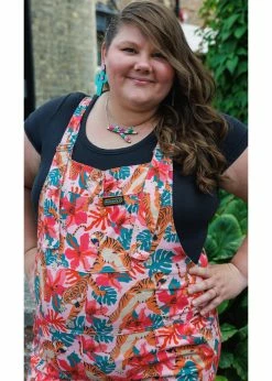 Run & Fly Tigery Lily 70's Dungarees Tuinbroek Pink -Banned Retro Shop run and fly JM2121 tigery lily dungarees pink 3 1024x1024